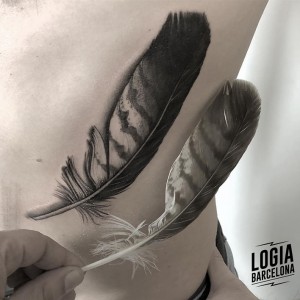 tatuaje_dorsal_pluma_Logia_Barcelona_Jas